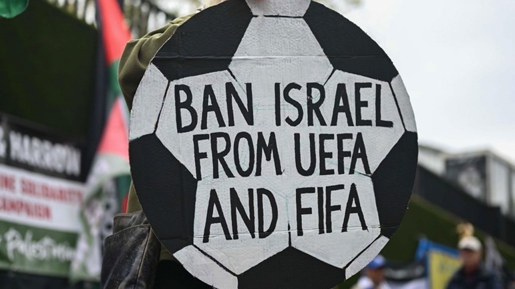 Petizione contro la partecipazione di Israele alle competizioni internazionali di calcio: oltre 25.000 firme per l&#039;esclusione della squadra israeliana

Protesta contro Israele nel Regno Unito
Una petizione è stata lanciata nel Regno Unito per chiedere l&#039;esclusione di Israele dalle competizioni internazionali di calcio, in particolare per la partita tra Aston Villa e Maccabi Tel Aviv, valida per la UEFA Europa League.
Numero di firme
La petizione ha già raccolto oltre 25.000 firme, dimostrando un forte sostegno alla causa da parte dei cittadini britannici.
Approfondimento
La decisione di lanciare questa petizione è probabilmente legata alle preoccupazioni riguardanti la situazione politica e sociale in Israele e il suo impatto sul mondo del calcio. È importante considerare le motivazioni e le implicazioni di questa richiesta.
Possibili Conseguenze
Se la petizione dovesse avere successo, ciò potrebbe avere conseguenze significative per la squadra israeliana e per le competizioni internazionali di calcio in generale, influenzando la partecipazione di Israele a future competizioni.
Opinione
Non è possibile esprimere un&#039;opinione oggettiva su questo argomento, poiché le opinioni possono variare notevolmente a seconda delle prospettive individuali e delle informazioni disponibili. Tuttavia, è fondamentale considerare i fatti e le motivazioni alla base di questa petizione.
Analisi Critica dei Fatti
È importante analizzare criticamente i fatti e le motivazioni alla base di questa petizione per comprendere appieno le implicazioni e le possibili conseguenze. Ciò richiede un esame approfondito della situazione politica e sociale in Israele e del suo impatto sul mondo del calcio.
Relazioni con altri fatti
Questo evento può essere collegato ad altri eventi e questioni relative alla politica e allo sport, evidenziando la complessità delle relazioni tra questi due ambiti. La situazione in Israele e le sue ripercussioni sul mondo del calcio sono solo un esempio di come la politica possa influenzare lo sport.
Contesto storico
La storia delle relazioni tra Israele e il mondo del calcio è complessa e ha subito diverse sfide e controversie nel corso degli anni. È importante considerare questo contesto storico per comprendere appieno le motivazioni e le implicazioni di questa petizione.
Fonti
La fonte di questo articolo è Haberturk. Per ulteriori informazioni, si prega di visitare il sito web ufficiale della fonte.