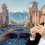 Crisi idrica a Teheran: il Presidente dell'Iran avverte di possibili tagli all'approvvigionamento idrico e evacuazioni obbligatorie

Introduzione
Il Presidente dell'Iran, Mesud Pezeşkiyan, ha espresso una preoccupante dichiarazione riguardo alla grave crisi idrica che sta colpendo la capitale, Teheran. Secondo le sue parole, se nelle prossime settimane non ci saranno piogge, la città sarà costretta a implementare tagli all'approvvigionamento idrico.

Approfondimento
La situazione idrica a Teheran è diventata critica, e il Presidente Pezeşkiyan ha avvertito che, se le precipitazioni non torneranno, la città dovrà affrontare una carenza di acqua. Le misure di risparmio idrico attualmente in atto potrebbero rivelarsi insufficienti, e in tal caso, si renderebbe necessario attivare piani di evacuazione obbligatoria.

Possibili Conseguenze
La crisi idrica a Teheran potrebbe avere gravi conseguenze per la popolazione, inclusi problemi di salute, difficoltà nell'accesso all'acqua potabile e possibili disordini sociali. L'eventuale attivazione dei piani di evacuazione obbligatoria potrebbe inoltre comportare lo spostamento di grandi masse di persone, con conseguenti problemi logistici e umanitari.

Opinione
La dichiarazione del Presidente Pezeşkiyan sottolinea l'urgenza della situazione e la necessità di trovare soluzioni immediate per affrontare la crisi idrica. È fondamentale che il governo iraniano e le autorità locali lavorino insieme per implementare misure efficaci di risparmio idrico e per garantire l'accesso all'acqua potabile per tutta la popolazione.

Analisi Critica dei Fatti
La crisi idrica a Teheran è un problema complesso che richiede un'analisi approfondita delle cause e delle conseguenze. È necessario valutare l'impatto della siccità, dell'inquinamento e della gestione delle risorse idriche sulla situazione attuale. Inoltre, è fondamentale considerare le possibili soluzioni, come la costruzione di nuove infrastrutture idriche, la promozione del risparmio idrico e la gestione sostenibile delle risorse idriche.

Relazioni con altri fatti
La crisi idrica a Teheran non è un problema isolato, ma fa parte di una più ampia crisi ambientale che colpisce l'Iran e altre regioni del mondo. La siccità, l'inquinamento e il cambiamento climatico sono tutti fattori che contribuiscono a questa crisi, e richiedono un'azione coordinata a livello nazionale e internazionale per essere affrontati.

Contesto storico
La crisi idrica a Teheran non è un evento nuovo, ma fa parte di una lunga storia di problemi idrici che hanno colpito la città e l'Iran in generale. Nel corso degli anni, la popolazione di Teheran è cresciuta rapidamente, e la domanda di acqua ha superato l'offerta, portando a una serie di crisi idriche.

Fonti
La fonte di questo articolo è Anadolu Agency. L'articolo originale può essere trovato al seguente link: https://www.anadoluajansi.com/tr/dunya/iran-cumhurbaskani-pezeskiyandan-urkuten-aciklama-tahran-i-bosaltmak-zorunda-kalacagiz-640641