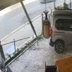 Veicolo entra in edificio aziendale e il conducente tenta di fuggire: video dell’incidente