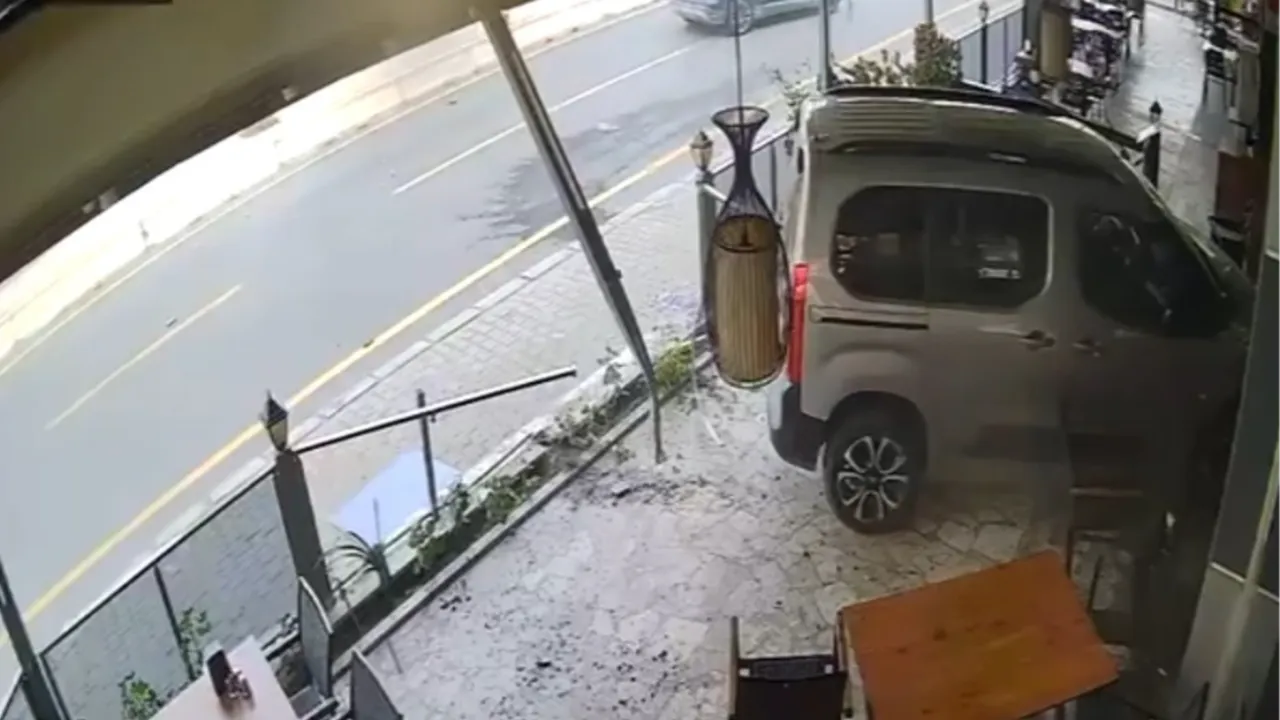 Veicolo entra in edificio aziendale e il conducente tenta di fuggire: video dell’incidente