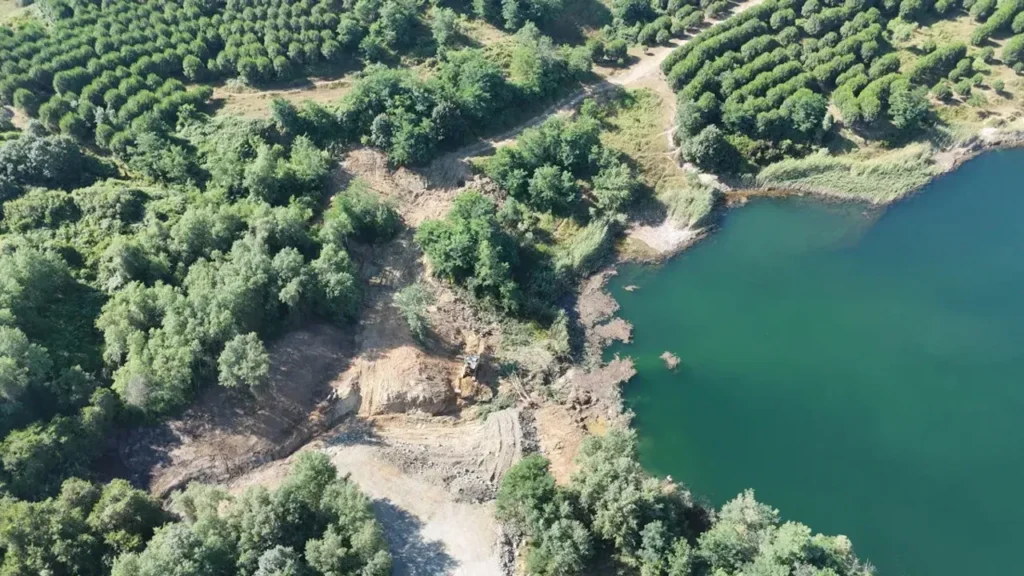 Arnavutköy: l&#039;IBB continua a scaricare terra di scavo nella zona umida di Mavi Göl