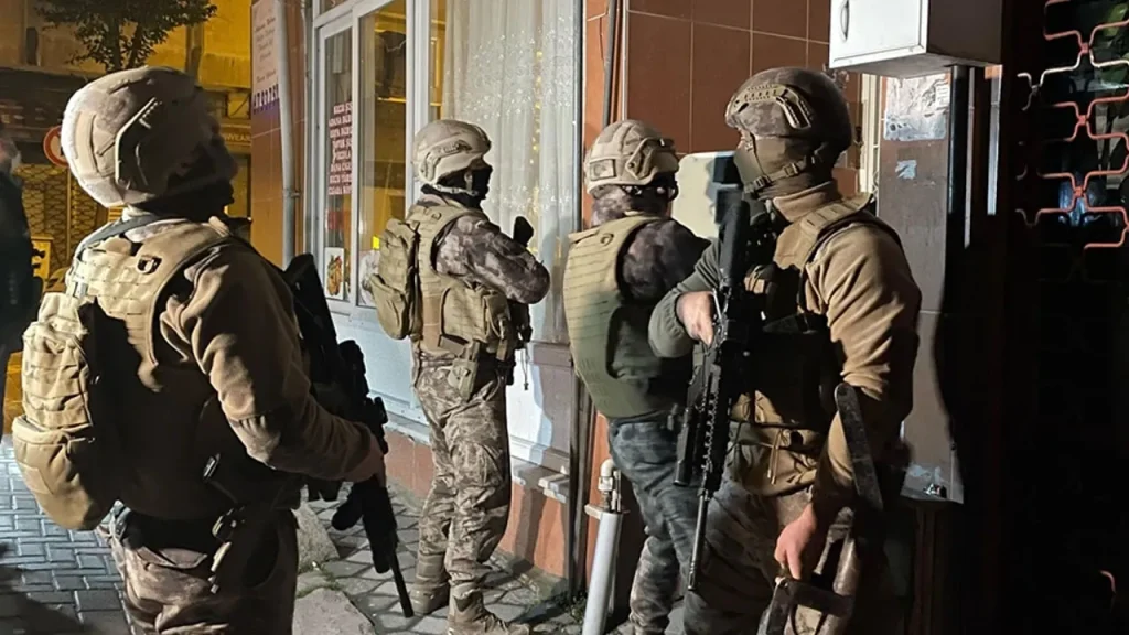 Operazioni contro FETÖ: 71 sospetti arrestati in 27 località