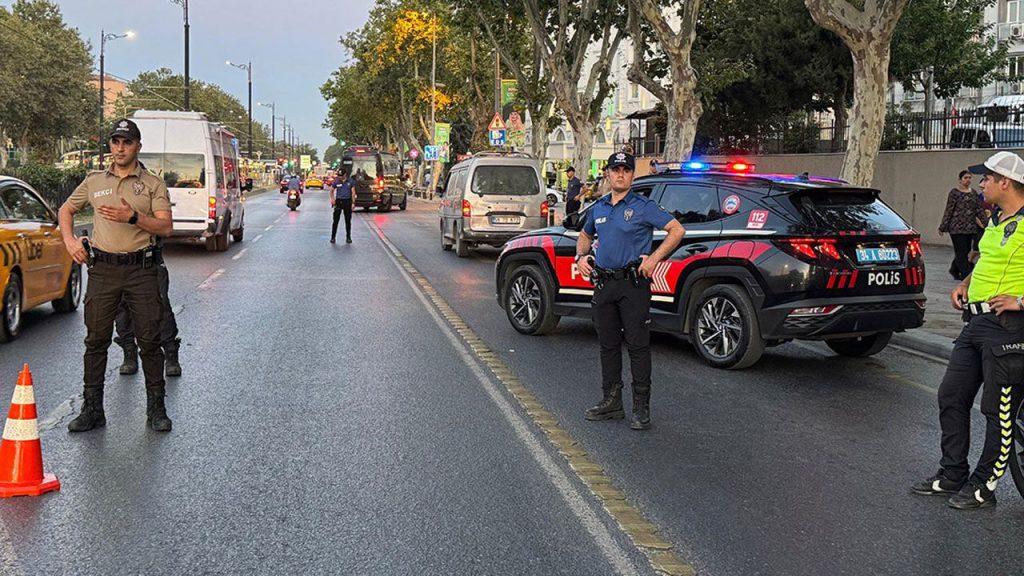 Operazione di Sicurezza a Istanbul: 1036 Arresti e Sequestri di Armi e Sostanze Stupefacenti nella Città

Operazione di Sicurezza a Istanbul
Nell&#039;ambito dell&#039;operazione &quot;Huzur İstanbul&quot; (Pace a Istanbul), sono state arrestate 1036 persone, tra cui 560 ricercate per vari reati. Le operazioni di controllo sono state condotte in 215 punti della città, dove sono state interrogate migliaia di persone e sequestrati numerosi armi, sostanze stupefacenti e oggetti collegati a reati.
Approfondimento
L&#039;operazione di sicurezza ha coinvolto un&#039;ampia gamma di attività, tra cui controlli del traffico. In quest&#039;ambito, sono stati controllati oltre 44.000 veicoli e sono state emesse multe per un importo superiore a 1,5 milioni di lire.
Possibili Conseguenze
Le operazioni di sicurezza come &quot;Huzur İstanbul&quot; possono avere un impatto significativo sulla vita quotidiana dei cittadini, migliorando la percezione di sicurezza e riducendo la criminalità nella città.
Opinione
Non è possibile esprimere un&#039;opinione in quanto i fatti presentati sono di natura oggettiva e non richiedono un&#039;interpretazione personale.
Analisi Critica dei Fatti
I dati presentati mostrano un&#039;ampia operazione di sicurezza che ha portato all&#039;arresto di numerose persone e al sequestro di sostanze e oggetti illeciti. Ciò suggerisce un impegno significativo delle autorità nella lotta alla criminalità.
Relazioni con altri fatti
Questo evento può essere collegato ad altre operazioni di sicurezza condotte nella città o in altre aree, evidenziando gli sforzi delle autorità per mantenere l&#039;ordine pubblico.
Contesto storico
L&#039;operazione &quot;Huzur İstanbul&quot; si inserisce nel contesto più ampio degli sforzi per migliorare la sicurezza e la qualità della vita a Istanbul, una delle città più grandi e cosmopolite del mondo.
Fonti
Fonte: Hurriyet