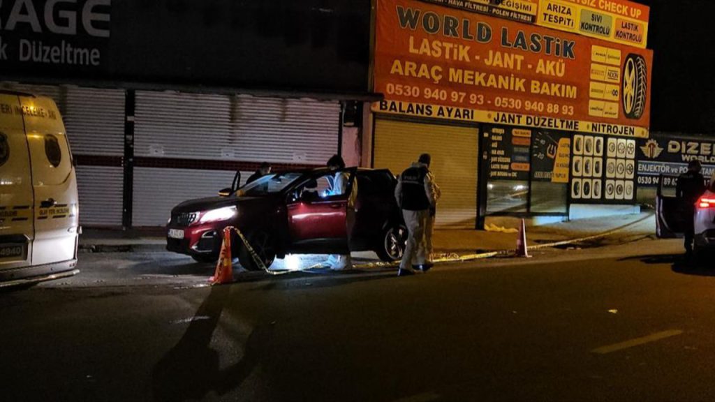 Tragedia a Istanbul: lite a fuoco in auto, due morti e un ferito