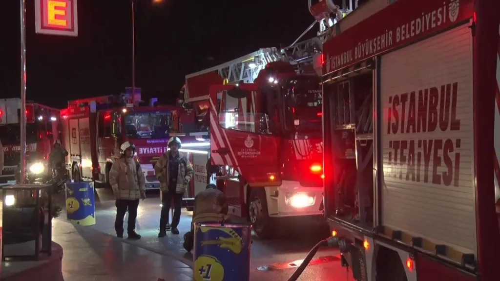 Incendio all&#039;ingresso di hotel di 27 piani a Sultangazi: 4 persone in ospedale