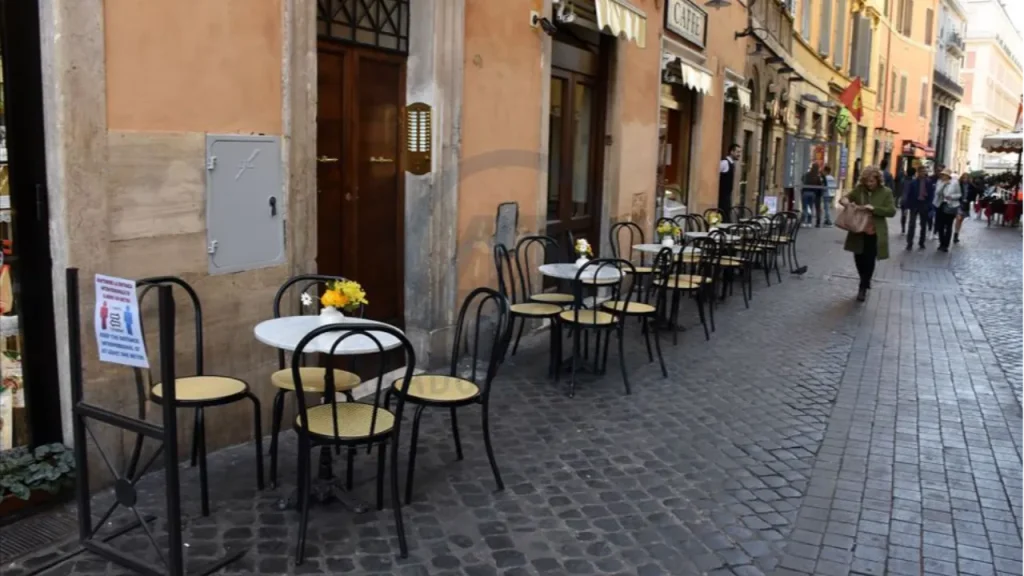 Firenze vieta i pasti all&#039;aperto in 50 vie del centro storico