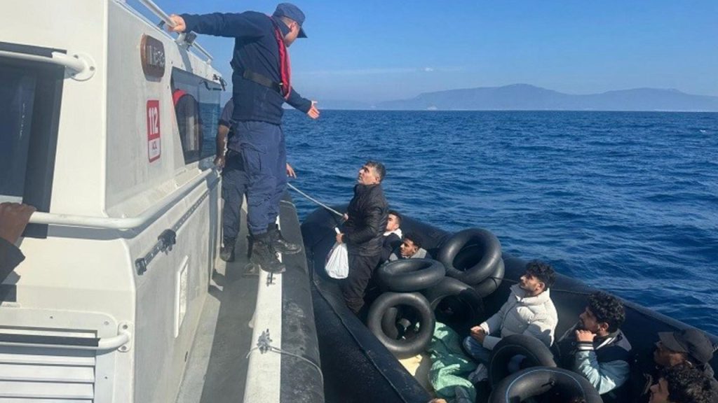 Salvataggio e cattura di migranti al largo di İzmir: 14 persone salvate e 35 arrestate dalla Guardia Costiera