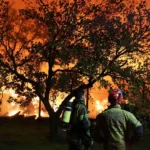 Incendio in deposito di rifiuti a Menemen, Izmir: vigili del fuoco in azione