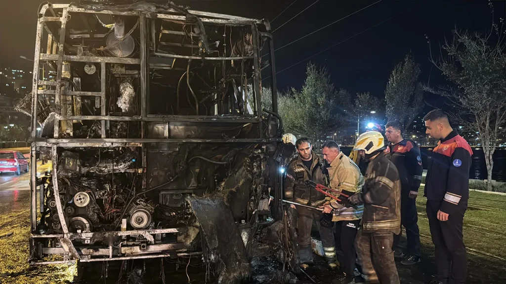 Incendio su autobus ESHOT a Izmir: passeggeri evacuati e traffico bloccato