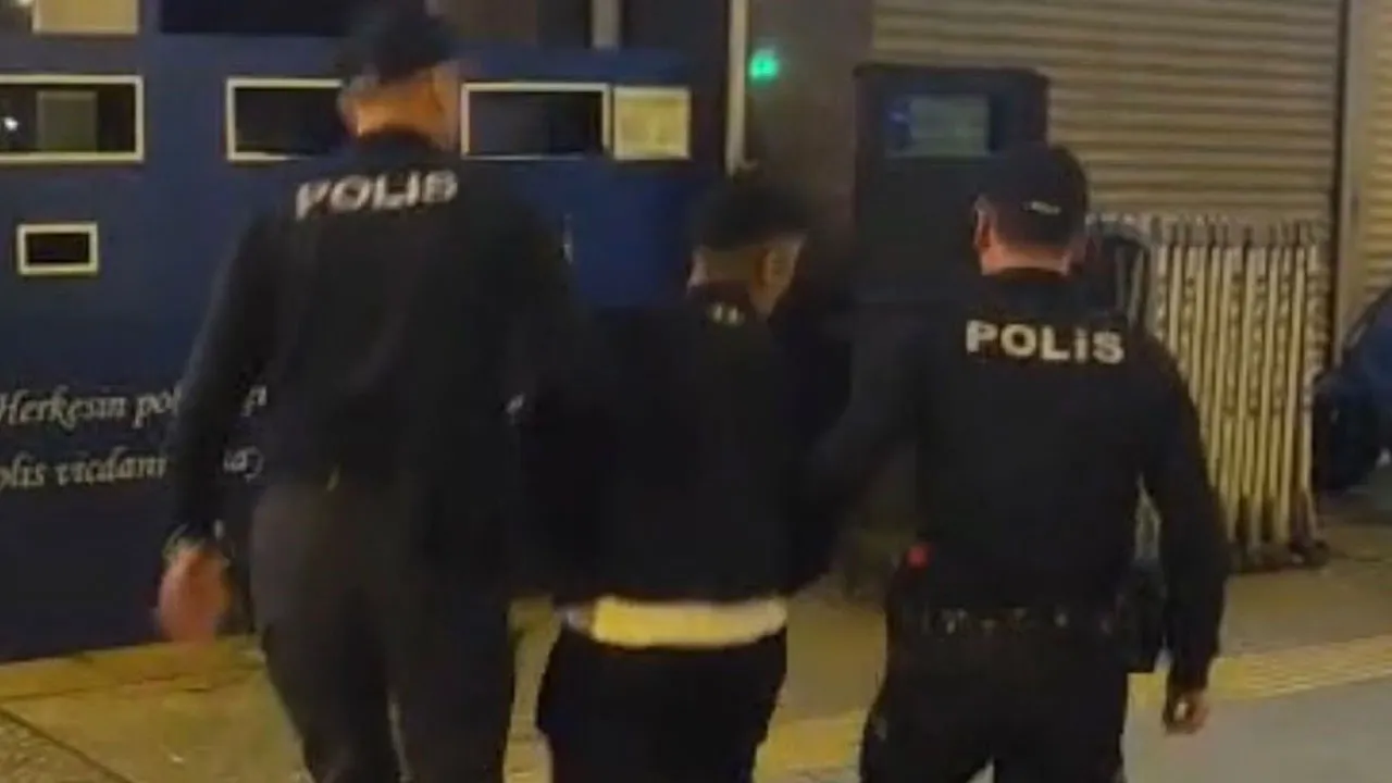 Un ragazzo di 16 anni arrestato a Izmir con condanna di 50 anni di reclusione