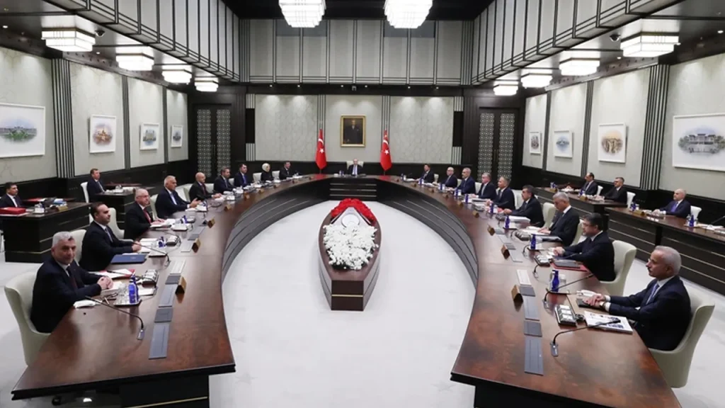 Cabineto turco si riunisce a Beştepe per discutere l’incidente aereo che ha ucciso 20 soldati e il progetto “Terörsüz Türkiye”