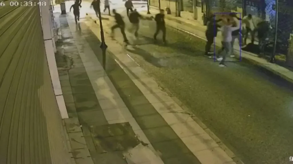 Video mostra rissa: gruppo aggredisce con bastone, scatenando calci e pugni