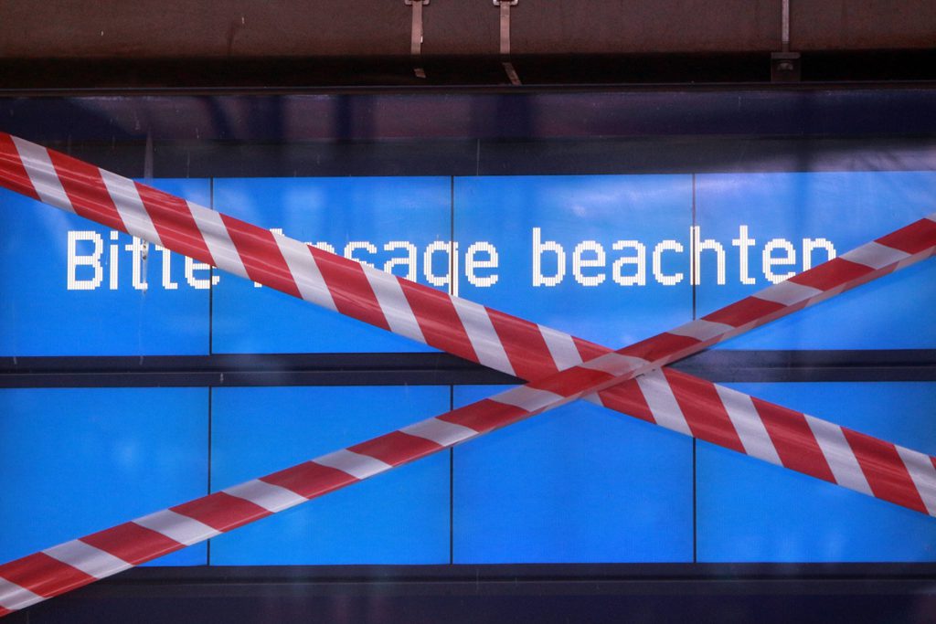 Caos al Carnevale di Colonia: lavori di manutenzione isolano la stazione centrale