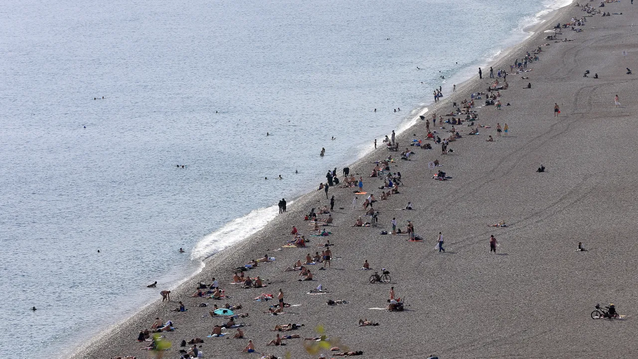 Antalya: novembre caldo con 27°C e mare affollato