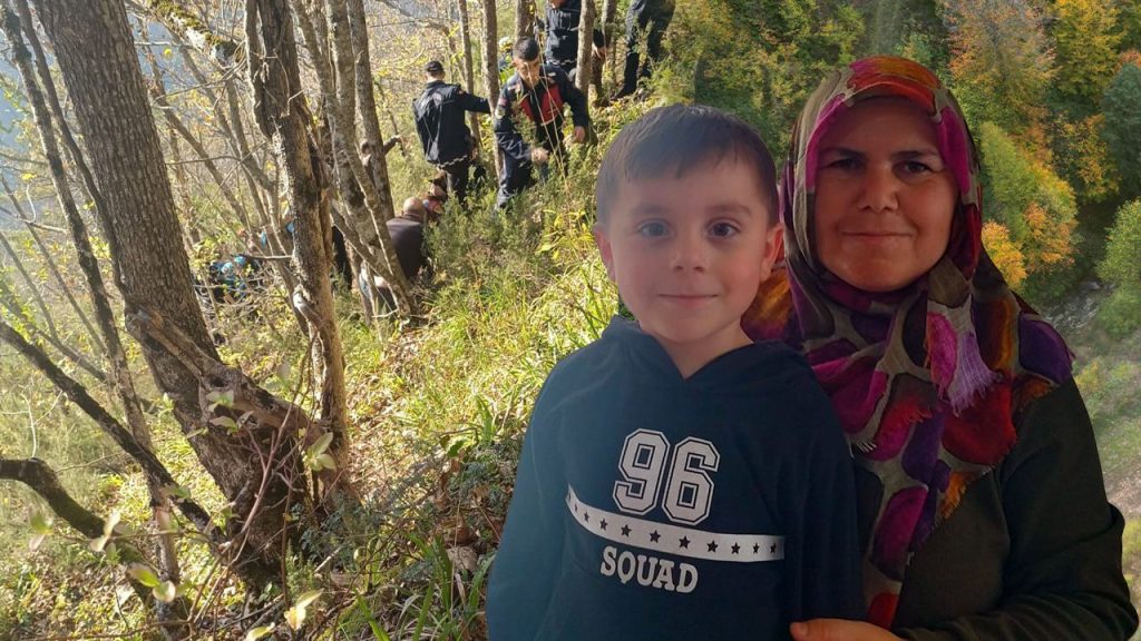 Corpi di madre e figlio trovati grazie all&#039;aiuto di cittadini volontari e corvi dopo 9 giorni di ricerca a Kastamonu