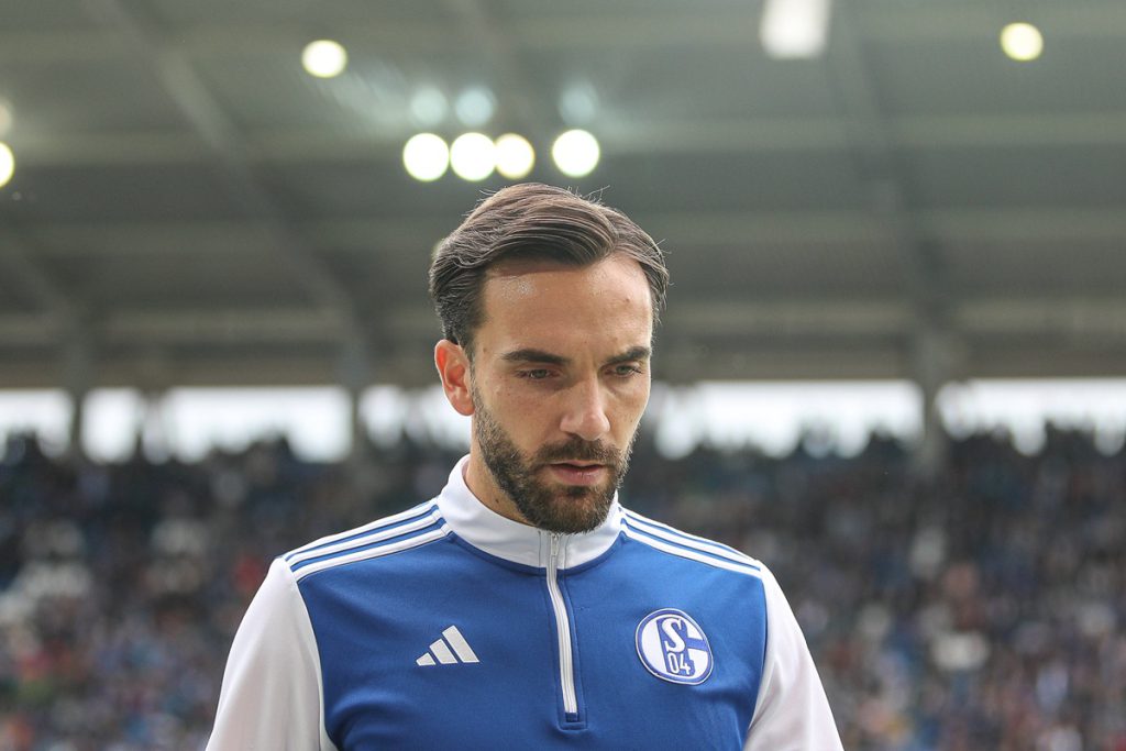 La Sconfitta di Schalke: Il Capitano Karaman Parla Dopo la Battuta d&#039;Arresto contro Karlsruhe