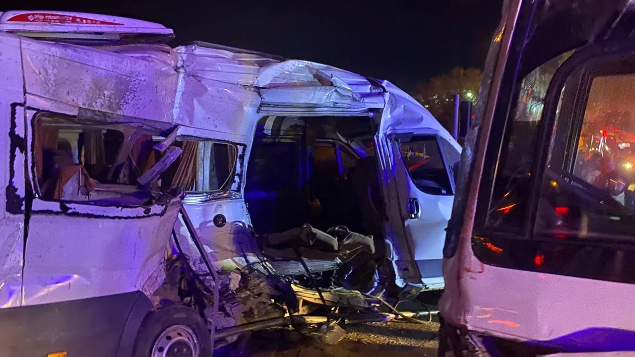 Incidente stradale a Kemalpaşa, Izmir: 15 feriti dopo scontro di veicoli di servizio