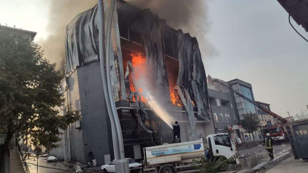 Incendio devastante in un deposito di profumi a Kocaeli: 6 vittime e un ferito