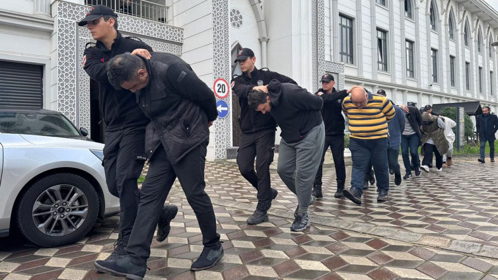 Incendio alla fabbrica di profumi a Kocaeli: 6 morti e sospensioni tra le autorità locali