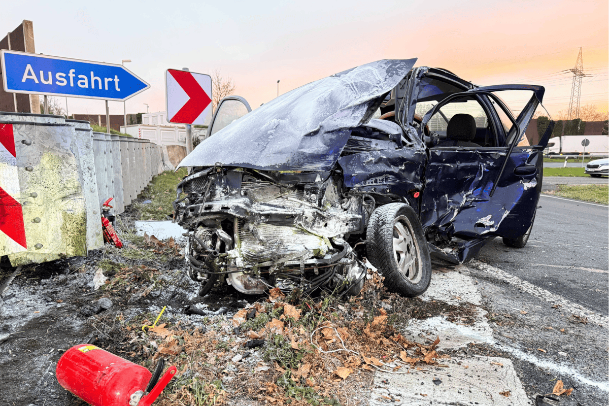 Incidente grave sull'A3 di Colonia: soccorritori salvano 26enne dopo collisione con barriera e camion