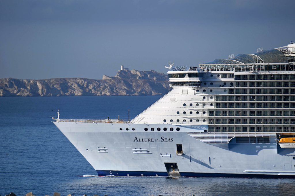 Tragedia in mare: una donna scomparsa durante una crociera tematica per fan di Taylor Swift, la famiglia chiede giustizia