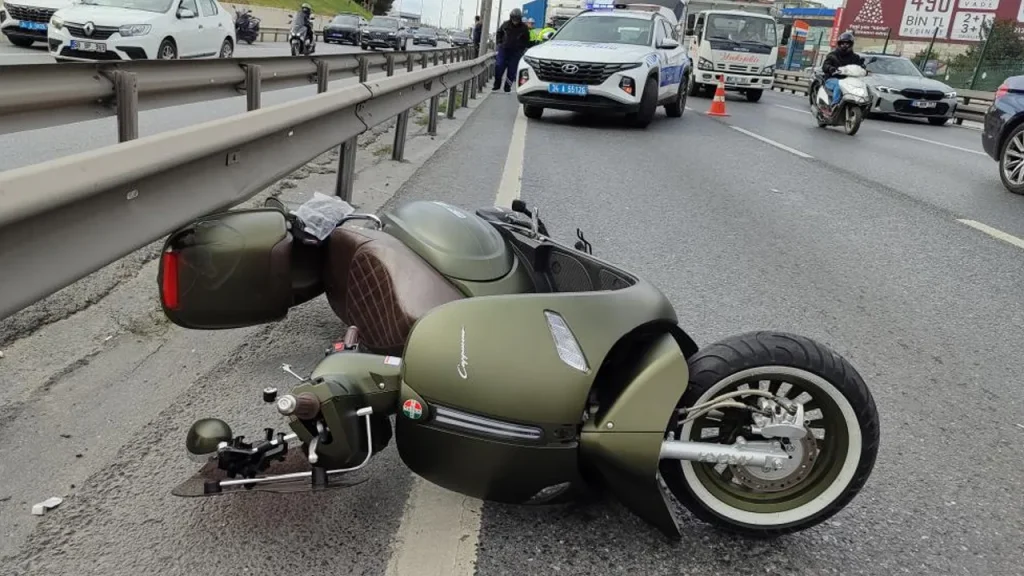 Incidente sulla D-100: motociclista perde il controllo, colpisce le barriere e una persona muore