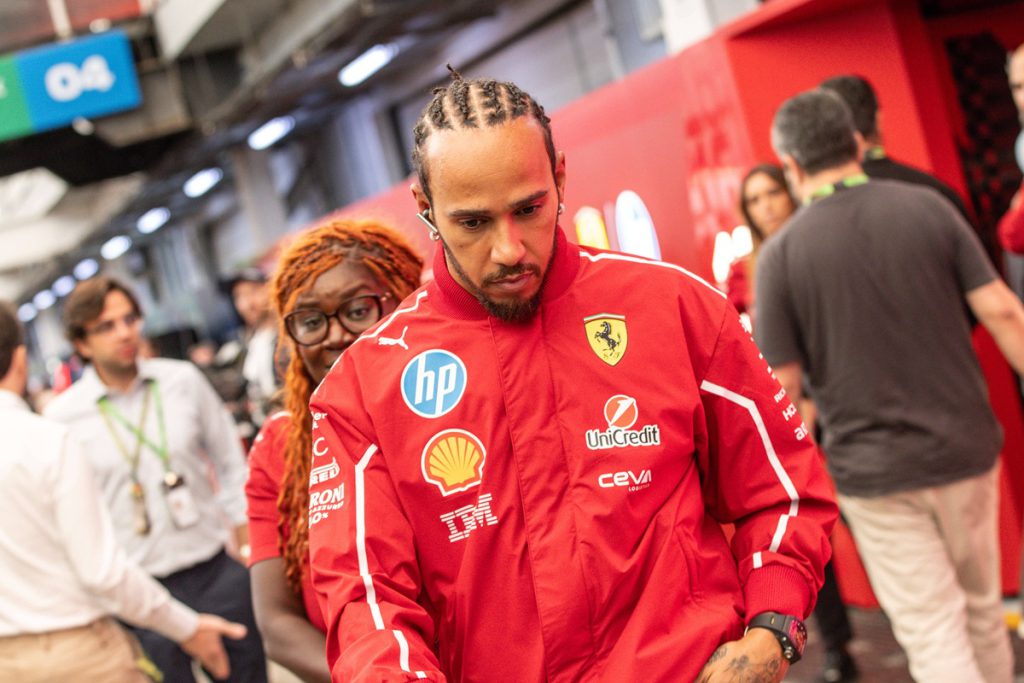 Lewis Hamilton affronta un momento difficile dopo la perdita del suo cane