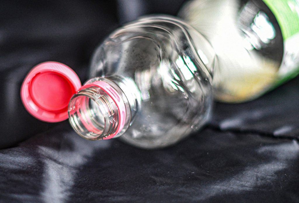 Lidl cambia il design dei tappo PET: ora fissati alla bottiglia