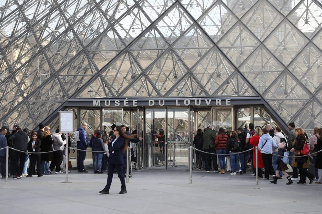 Polizia arresta altri sospetti per il furto al Louvre