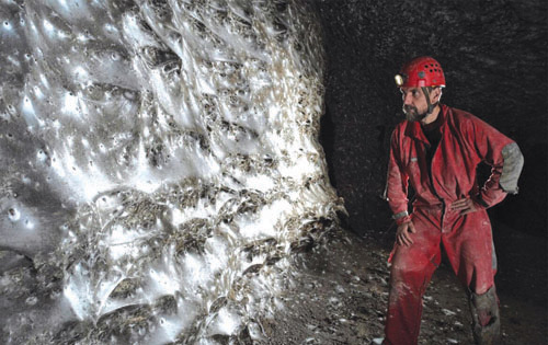 Scoperta di una rete di ragni di oltre 100 metri quadrati nella grotta di Frumoner