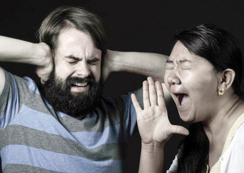 Intelligenza più bassa ostacola la comprensione del parlato in ambienti rumorosi