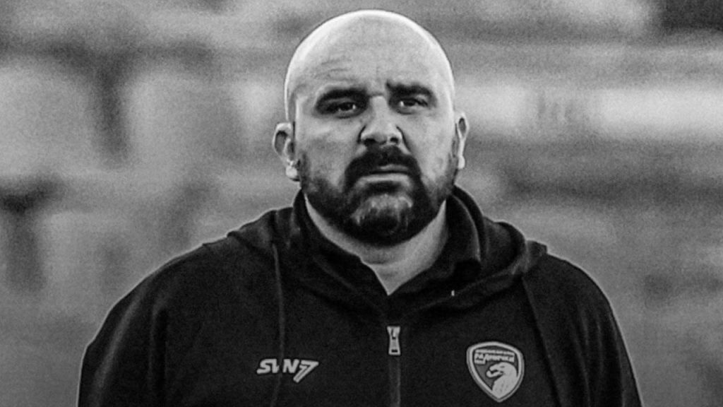 Morte tragica nel calcio serbo: il tecnico Mladen Zizovic perde la vita durante una partita della Süper Ligi 

Tragedia nel calcio
È accaduto un evento tragico nella partita della Süper Ligi serba, dove il tecnico del FK Radnicki 1923, Mladen Zizovic, ha perso la vita a causa di un infarto durante la partita.

Approfondimento
L&#039;evento è avvenuto durante la partita della Süper Ligi serba, una delle competizioni più importanti del calcio serbo. La morte di Mladen Zizovic ha scosso la comunità calcistica serba e ha sollevato interrogativi sulla salute e la sicurezza degli atleti e degli staff durante le partite.

Possibili Conseguenze
La morte di Mladen Zizovic potrebbe avere conseguenze importanti per la Süper Ligi serba e per il calcio in generale. Potrebbe portare a una revisione delle procedure di sicurezza e di emergenza durante le partite, nonché a un aumento della consapevolezza sull&#039;importanza della salute e della prevenzione per gli atleti e gli staff.

Opinione
La comunità calcistica serba è in lutto per la perdita di Mladen Zizovic. La sua morte è un tragico ricordo dell&#039;importanza della salute e della sicurezza nello sport.

Analisi Critica dei Fatti
L&#039;evento è stato confermato dalle autorità e dalla squadra del FK Radnicki 1923. La causa della morte è stata attribuita a un infarto, ma ulteriori indagini potrebbero essere necessarie per determinare le circostanze esatte della tragedia.

Relazioni con altri fatti
La morte di Mladen Zizovic non è un evento isolato. Ci sono stati altri casi di atleti e staff che hanno perso la vita durante le partite o gli allenamenti a causa di problemi di salute. Questo evento solleva interrogativi sulla sicurezza e sulla prevenzione nello sport.

Contesto storico
Il calcio è uno sport molto popolare in Serbia e la Süper Ligi serba è una delle competizioni più importanti del paese. La morte di Mladen Zizovic è un tragico evento che ha scosso la comunità calcistica serba e ha sollevato interrogativi sulla salute e la sicurezza degli atleti e degli staff.

Fonti
La fonte di questo articolo è Haberler. L&#039;articolo originale può essere trovato al seguente link: https://www.haberler.com/spor/mac-esnasinda-kalp-krizi-gecirip-hayatini-kaybetti-1563158/
