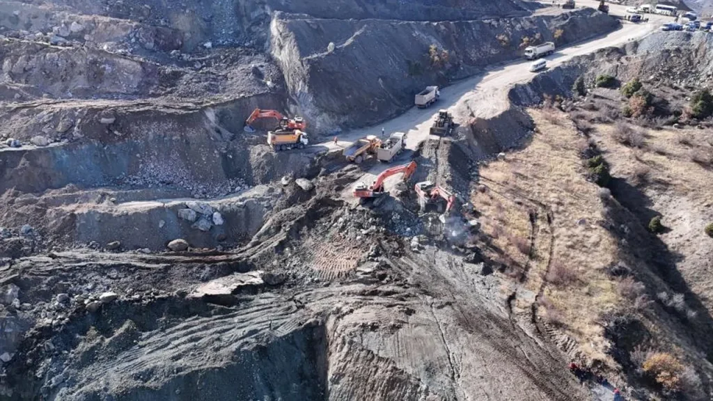 Crollo di terra in miniera di ferro a Divriği: operazioni di ricerca riprese dopo sospensione