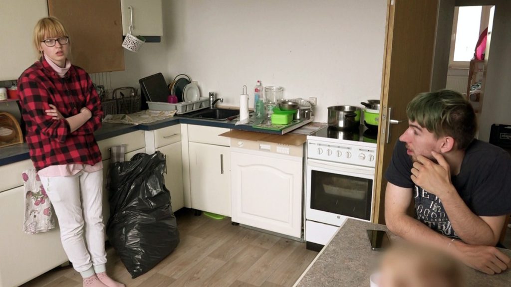 Coppia di beneficiari del sussidio di cittadinanza inaspettatamente al centro dell&#039;attenzione: cosa significa per la società e per i beneficiari stessi?