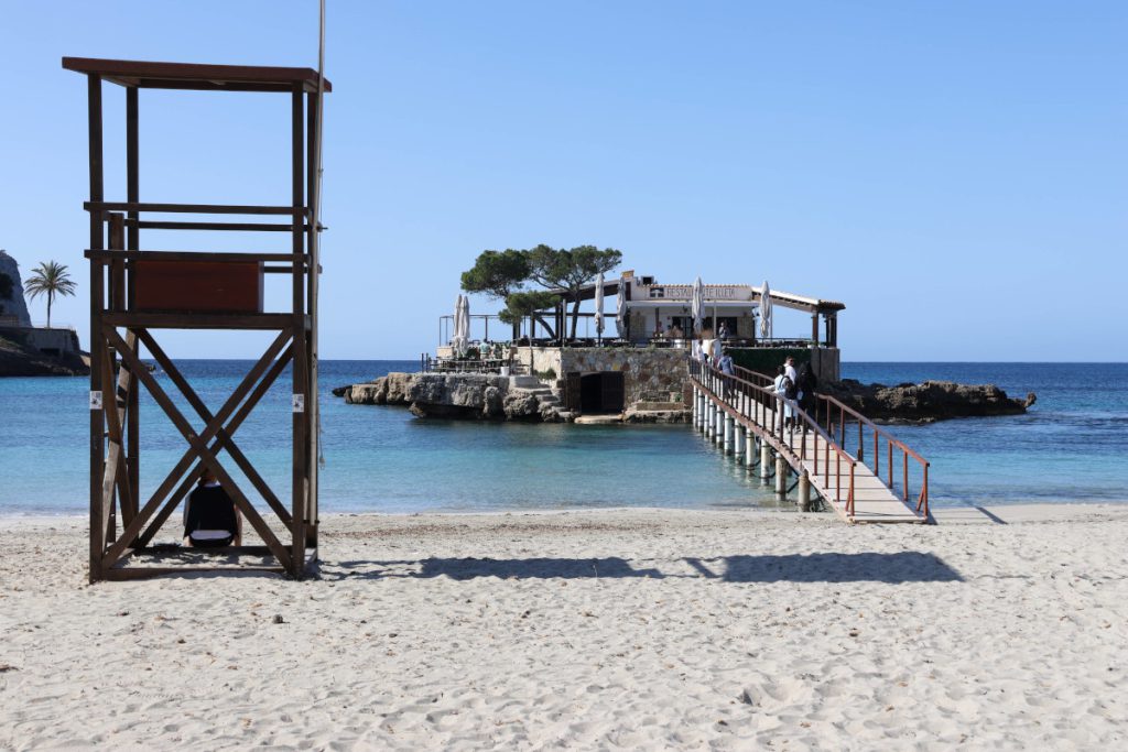 Cadavere ritrovato su un lido di Mallorca: la comunità locale in allarme mentre la polizia indaga sulla morte misteriosa