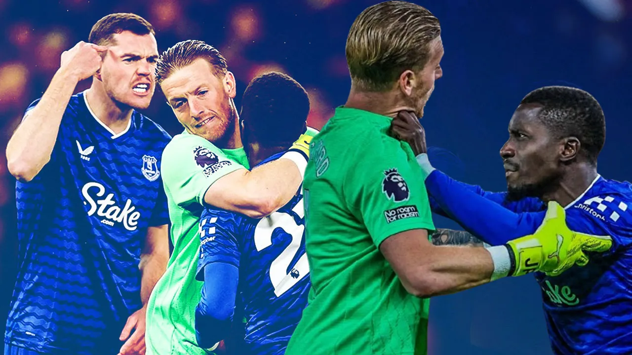 Idrissa Gueye espulso per pugno a Michael Keane nella partita Everton‑Manchester United