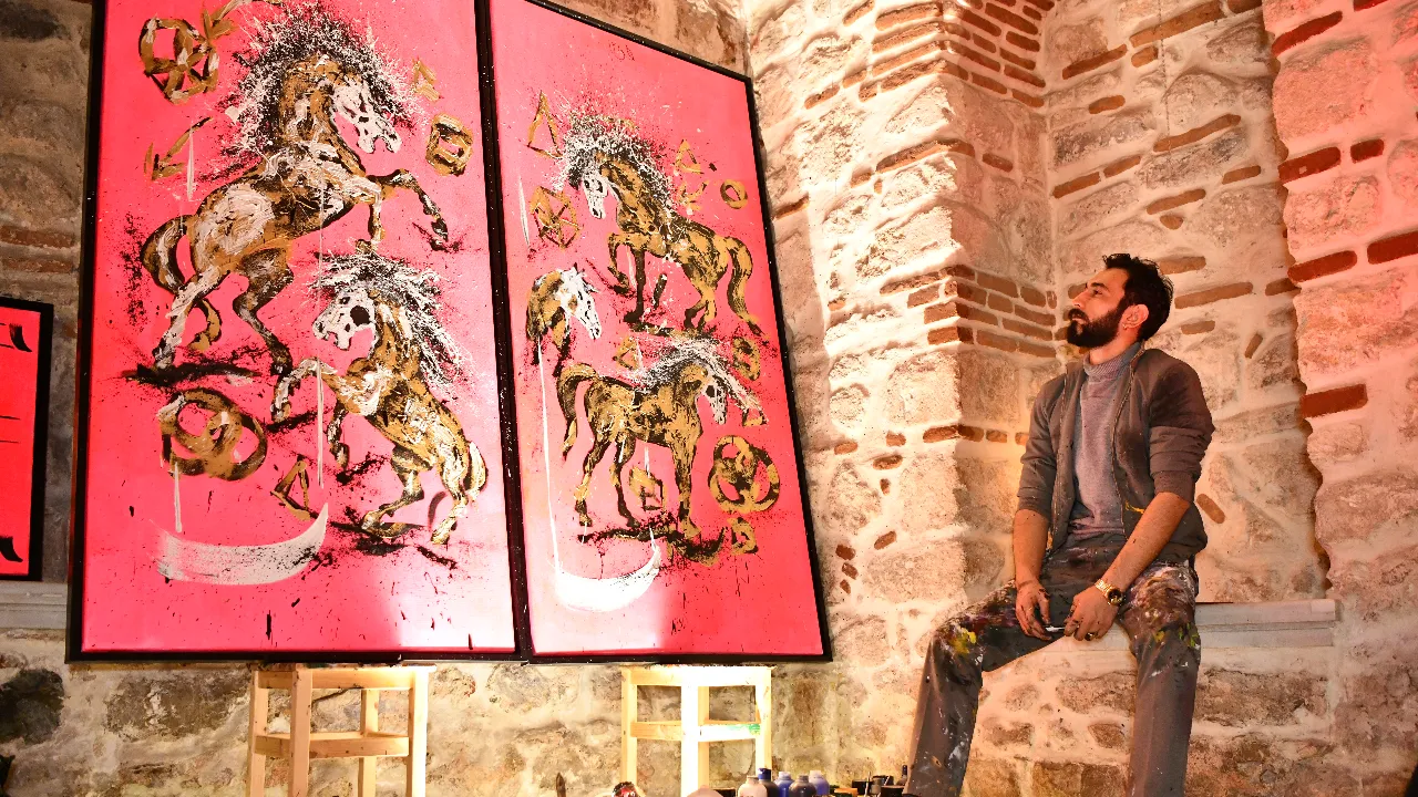 Artista Seyed Davoud presenta opere di cavalli in corsa nella mostra “Kain’at”
