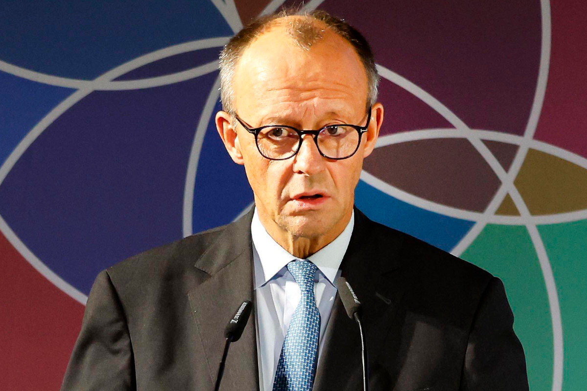 Dozzine di persone abbandonano la sala all'inizio del discorso del Cancelliere Merz