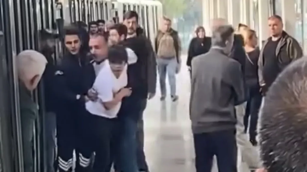 Passeneggero espulso dalla metropolitana di Istanbul per aver chiesto un posto a sedere con urla