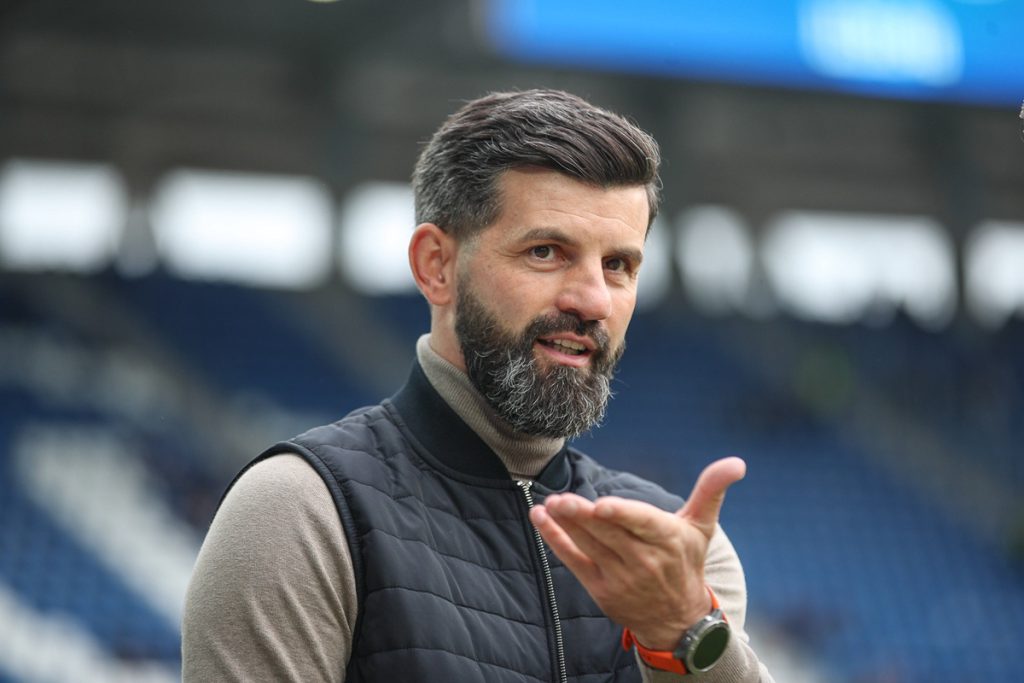 Infortunio di Miron Muslic: la squadra di Schalke affronta una sfida difficile prima della partita contro Karlsruhe

Notizie negative prima della partita Karlsruhe - Schalke
La squadra di Schalke riceve notizie negative in vista della partita contro Karlsruhe, a causa dell&#039;infortunio di Miron Muslic, che dovrà affrontare un problema doloroso.

Approfondimento
L&#039;infortunio di Miron Muslic rappresenta un problema significativo per la squadra di Schalke, che dovrà trovare una soluzione alternativa per la partita contro Karlsruhe, in modo da non compromettere le proprie chances di successo.

Possibili Conseguenze
La mancanza di Miron Muslic potrebbe avere un impatto negativo sulla prestazione della squadra, costringendo l&#039;allenatore a improvvisare e a trovare una soluzione di ripiego, che potrebbe influenzare il risultato finale della partita.

Opinione
Non è possibile esprimere un&#039;opinione senza conoscere tutti i dettagli dell&#039;infortunio e delle scelte dell&#039;allenatore, ma è chiaro che la squadra di Schalke dovrà affrontare una sfida difficile e trovare una soluzione per superare l&#039;assenza di Miron Muslic.

Analisi Critica dei Fatti
L&#039;infortunio di Miron Muslic è un fatto oggettivo che potrebbe influenzare la partita, ma è importante attendere ulteriori informazioni per comprendere appieno la situazione e valutare le possibilità della squadra di Schalke di trovare una soluzione efficace.

Relazioni con altri fatti
La partita contro Karlsruhe è solo una delle sfide che la squadra di Schalke dovrà affrontare nella stagione, e l&#039;infortunio di Miron Muslic potrebbe avere un impatto a lungo termine sulla classifica, quindi è fondamentale che la squadra trovi una soluzione per superare questo ostacolo.

Contesto storico
La squadra di Schalke ha già affrontato sfide difficili in passato e ha sempre trovato il modo di superarle, quindi è possibile che anche in questo caso la squadra riesca a trovare una soluzione e a superare l&#039;assenza di Miron Muslic.

Fonti
La fonte di questo articolo è Kicker. Per ulteriori informazioni, si prega di visitare il sito ufficiale di Kicker.