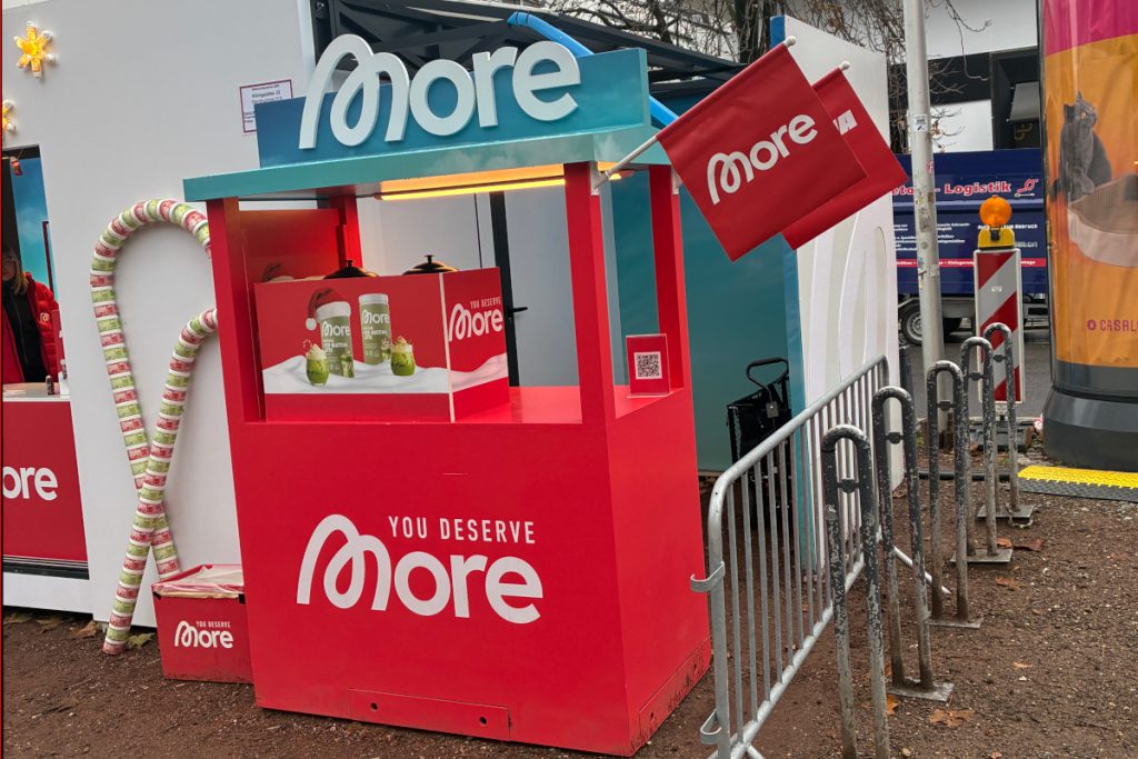 Stand di influencer al mercato di Natale di Düsseldorf genera discussioni