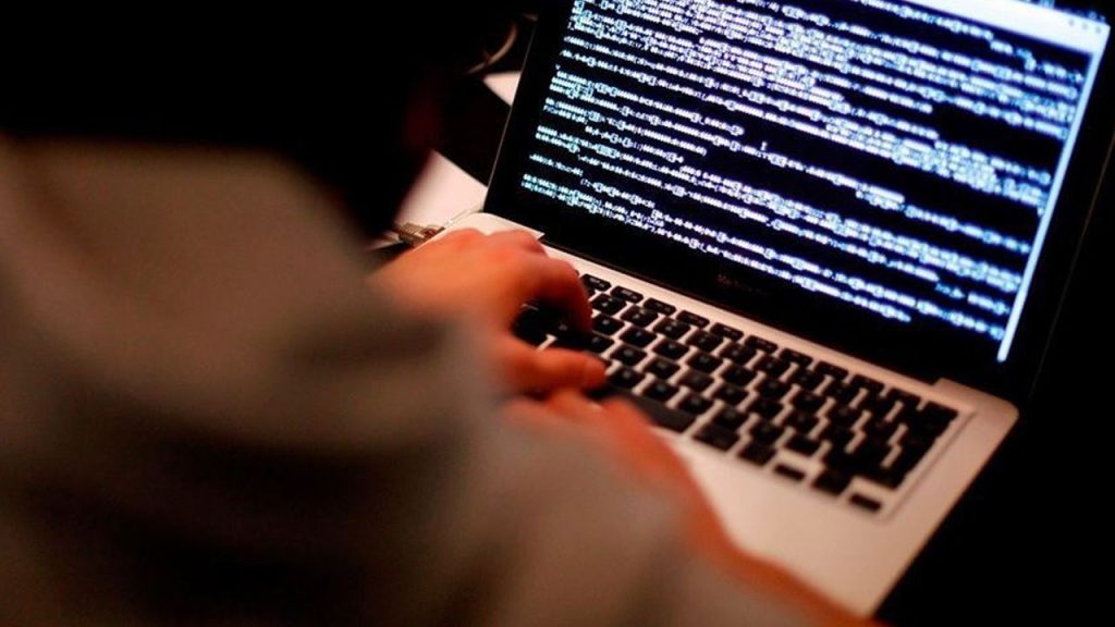 Nuova Tattica di Truffa Online: I Truffatori Utilizzano Video Espliciti per Estorcere Denaro alle Vittime