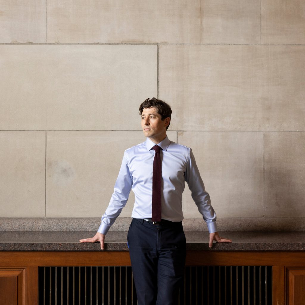 La vittoria di Jacob Frey a Minneapolis: un risultato significativo per le politiche socialiste democratiche negli Stati Uniti