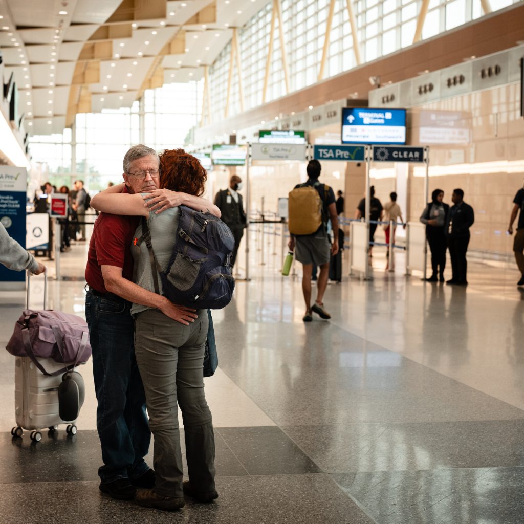 Robyn McCutcheon, prima diplomatica transgender, cerca rifugio all’estero sotto Trump