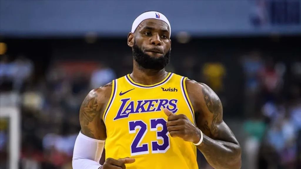 LeBron James torna in campo dopo infortunio: la prima assenza all&#039;apertura della stagione