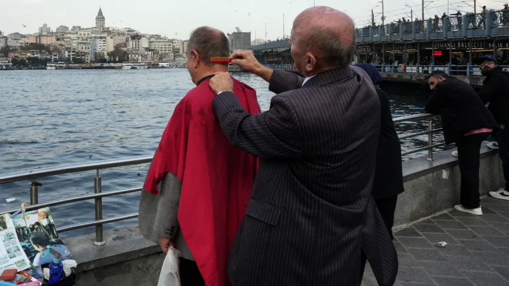 Ziya, il personaggio di Neşeli Günler, prende spunto da Sadık Çelik, un vero uomo di 70 anni