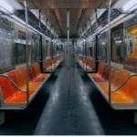 Incidente violento nel metro di New York: passeggero ferito con coltello dopo discussione