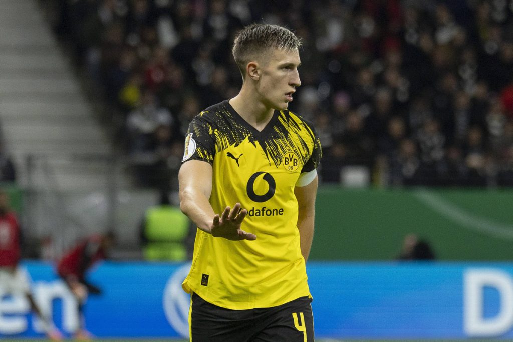 La Borussia Dortmund Lotta per Trattenere Nico Schlotterbeck: Sfide e Possibili Conseguenze per la Squadra

Introduzione
La Borussia Dortmund sta affrontando una sfida importante per mantenere il giocatore Nico Schlotterbeck, considerato un elemento fondamentale per la squadra. Tuttavia, l&#039;interesse di alcuni top club europei sta creando problemi al BVB, costringendolo a prendere misure per assicurarsi la sua permanenza.

Approfondimento
La situazione di Nico Schlotterbeck è diventata oggetto di interesse per diversi club di alto livello, come ad esempio il Bayern Monaco e il Liverpool, che sono disposti a offrire somme considerevoli per assicurarsi il suo trasferimento. Ciò costringe la Borussia Dortmund a prendere decisioni importanti per garantire la sua permanenza nella squadra e mantenere la competitività nella prossima stagione.

Possibili Conseguenze
Se la Borussia Dortmund non riuscisse a trattenere Schlotterbeck, potrebbe subire un impatto significativo sulla sua strategia di gioco e sulla sua competitività nella prossima stagione. La perdita di un giocatore di tale livello potrebbe infatti compromettere la capacità della squadra di competere con i top club europei e di raggiungere i propri obiettivi.

Opinione
Non è chiaro come si evolverà la situazione, ma è certo che la Borussia Dortmund deve prendere decisioni importanti per garantire il successo della squadra. La dirigenza del club deve valutare attentamente le opzioni e prendere decisioni che siano nel miglior interesse della squadra, considerando sia gli aspetti sportivi che quelli economici.

Analisi Critica dei Fatti
L&#039;interesse dei top club per Schlotterbeck è un indicatore della sua abilità e del suo valore per la squadra. La Borussia Dortmund deve valutare attentamente le opzioni e prendere decisioni che siano nel miglior interesse della squadra, considerando sia gli aspetti sportivi che quelli economici. Inoltre, la squadra deve anche considerare la possibilità di trovare un sostituto adeguato, nel caso in cui Schlotterbeck dovesse lasciare il club.

Relazioni con altri fatti
La situazione di Schlotterbeck è solo uno degli aspetti che la Borussia Dortmund deve gestire nella prossima stagione. La squadra deve anche affrontare altre sfide, come la competizione con altri club di alto livello, la gestione del budget e la pianificazione della stagione. Inoltre, la squadra deve anche considerare la possibilità di rafforzare la rosa con nuovi acquisti, per garantire la competitività nella prossima stagione.

Contesto storico
La Borussia Dortmund ha una lunga storia di successi e di sfide. La squadra ha sempre dovuto affrontare la concorrenza dei top club e ha sempre trovato il modo di adattarsi e di vincere. Nel corso degli anni, la squadra ha vinto numerosi titoli, tra cui la Champions League e la Bundesliga, e ha sempre mantenuto un alto livello di competitività.

Fonti
Fonte: Kicker.de