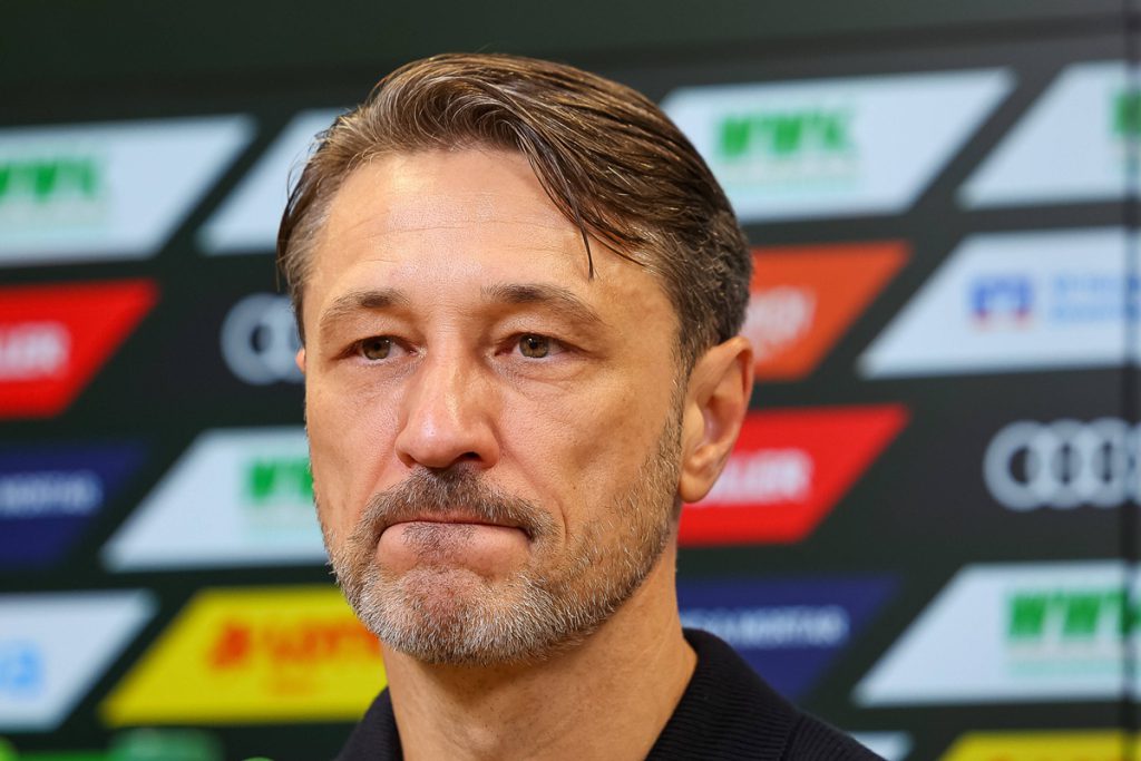 Il Borussia Dortmund Affronta una Nuova Sfida: Analisi della Situazione e Possibili Conseguenze per la Squadra di Niko Kovac 

Introduzione
I recenti eventi hanno lasciato Niko Kovac e il suo team in uno stato di totale incredulità. Il Borussia Dortmund è nuovamente vittima di una situazione difficile.

Approfondimento
La situazione attuale sembra essere particolarmente dura per il Borussia Dortmund, che si trova a dover affrontare nuovamente una serie di sfide. Niko Kovac e il suo team sono visibilmente scossi dagli eventi recenti.

Possibili Conseguenze
Le conseguenze di questi eventi potrebbero essere significative per il Borussia Dortmund, sia a livello sportivo che a livello emotivo. La squadra dovrà trovare il modo di superare queste difficoltà e tornare a giocare con la consueta determinazione.

Opinione
È difficile non provare una certa solidarietà per il Borussia Dortmund e il suo team, che si trovano a dover affrontare una situazione così difficile. Tuttavia, è importante ricordare che la vita sportiva è piena di alti e bassi, e che la squadra dovrà trovare il modo di reagire a queste sfide.

Analisi Critica dei Fatti
Un&#039;analisi più approfondita della situazione rivela che il Borussia Dortmund si trova a dover affrontare una serie di problemi, sia interni che esterni. La squadra dovrà lavorare duramente per superare queste difficoltà e tornare a essere competitiva.

Relazioni con altri fatti
La situazione del Borussia Dortmund non è isolata, ma fa parte di un più ampio contesto sportivo. La squadra dovrà tenere conto di questi fattori esterni per trovare il modo di superare le sue difficoltà.

Contesto storico
Il Borussia Dortmund ha una lunga storia di successi e di difficoltà. La squadra ha sempre trovato il modo di superare le sfide e tornare a essere competitiva, e ci si aspetta che faccia lo stesso in questa situazione.

Fonti
La fonte di questo articolo è Bild.de. Per ulteriori informazioni, si prega di visitare il sito web ufficiale del Borussia Dortmund o di consultare altre fonti attendibili.