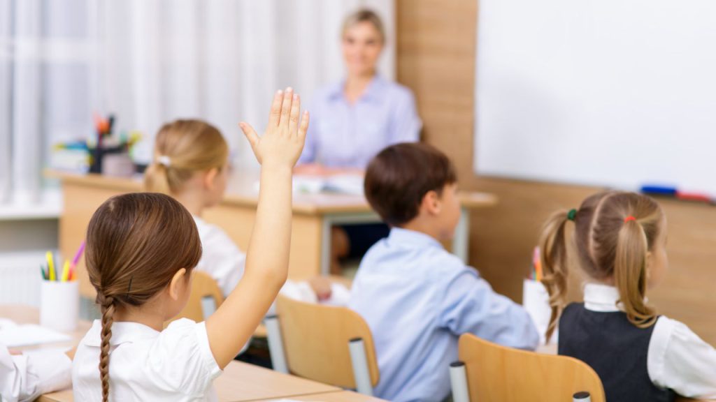 Tribunale turco ferma trasferimento di insegnante: un passo importante per la tutela dei diritti dei docenti